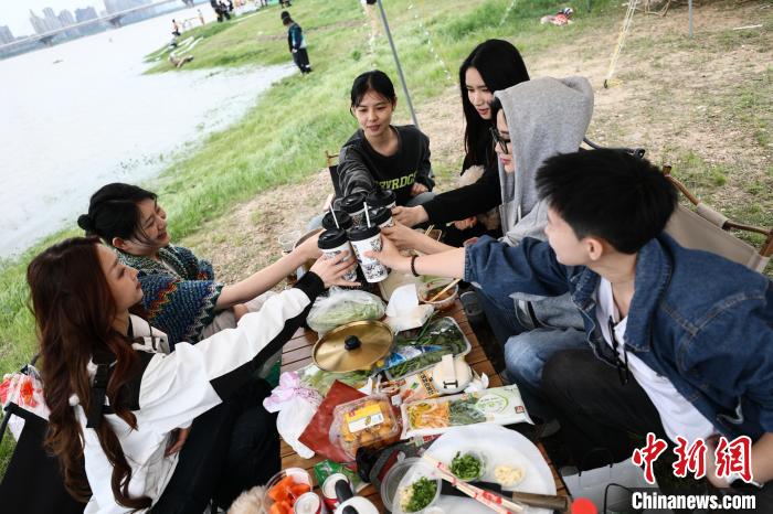 江西南昌：民众户外露营享受“五一”假期